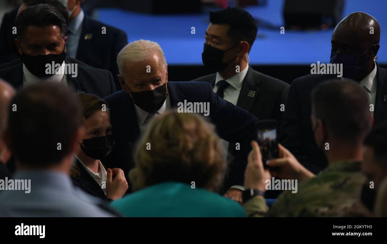 Präsident Joe Biden begrüßt Dienstmitglieder und ihre Familien bei der Royal Air Force, Mildenhall, 9. Juni 2021. Präsident Biden startete seine erste Auslandsreise zur RAF Mildenhall, um die Militärfamilien hervorzuheben und die Arbeit hervorzuheben, die die Mitglieder der Tri-Base-Gemeinschaft zum Schutz der Sicherheit unseres Landes leisten. Stockfoto