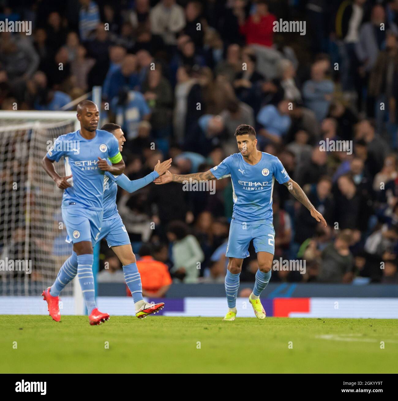 City Stadium, Manchester, Großbritannien. September 2021. UEFA Champions League Football, Manchester City gegen Leipzig; Jo&#xe3;o Cancelo von Manchester City feiert mit Phil Foden von Manchester City nach dem fünften Tor Credit: Action Plus Sports/Alamy Live News Stockfoto
