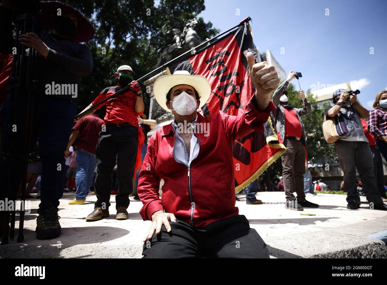 Tegucigalpa, Tegucigalpa, Honduras. September 2021. Die Freie Partei macht einen marsch zum Gedenken an die zweihundertjährige Unabhängigkeit von Honduras, angeführt von der Präsidentschaftskandidatin Xiomara Castro de Zelaya und dem ehemaligen Präsidenten von Honduras, MANUEL ZELAYA ROSALES (Foto: © Milo Espinoza/ZUMA Press Wire) Quelle: ZUMA Press, Inc./Alamy Live News Stockfoto