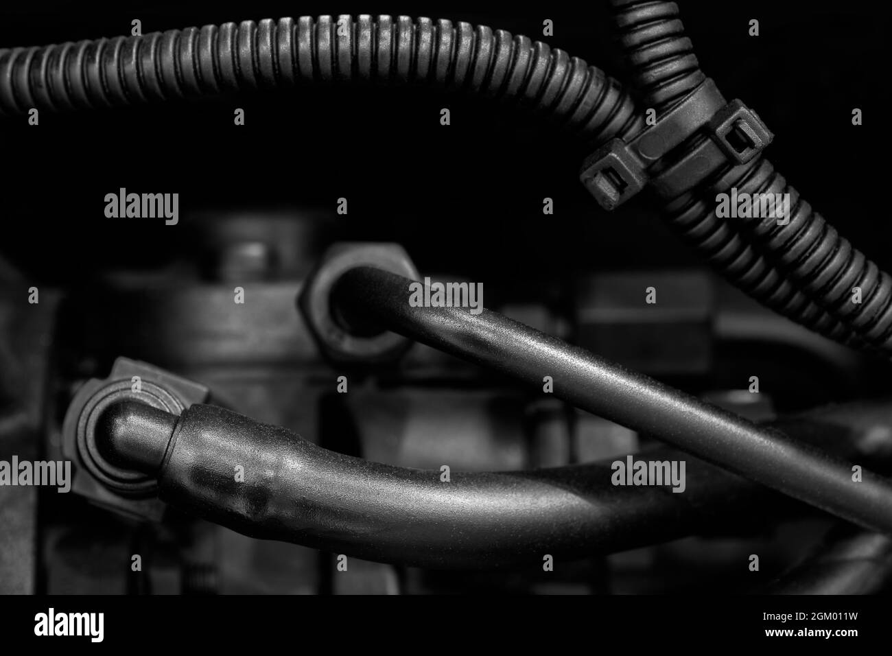 Fragment des Dieselmotors. Dieselmotor. Engineering-Lösungen. Der Motor der Struktur. Ventile. Metallrohre im Motor. Stockfoto