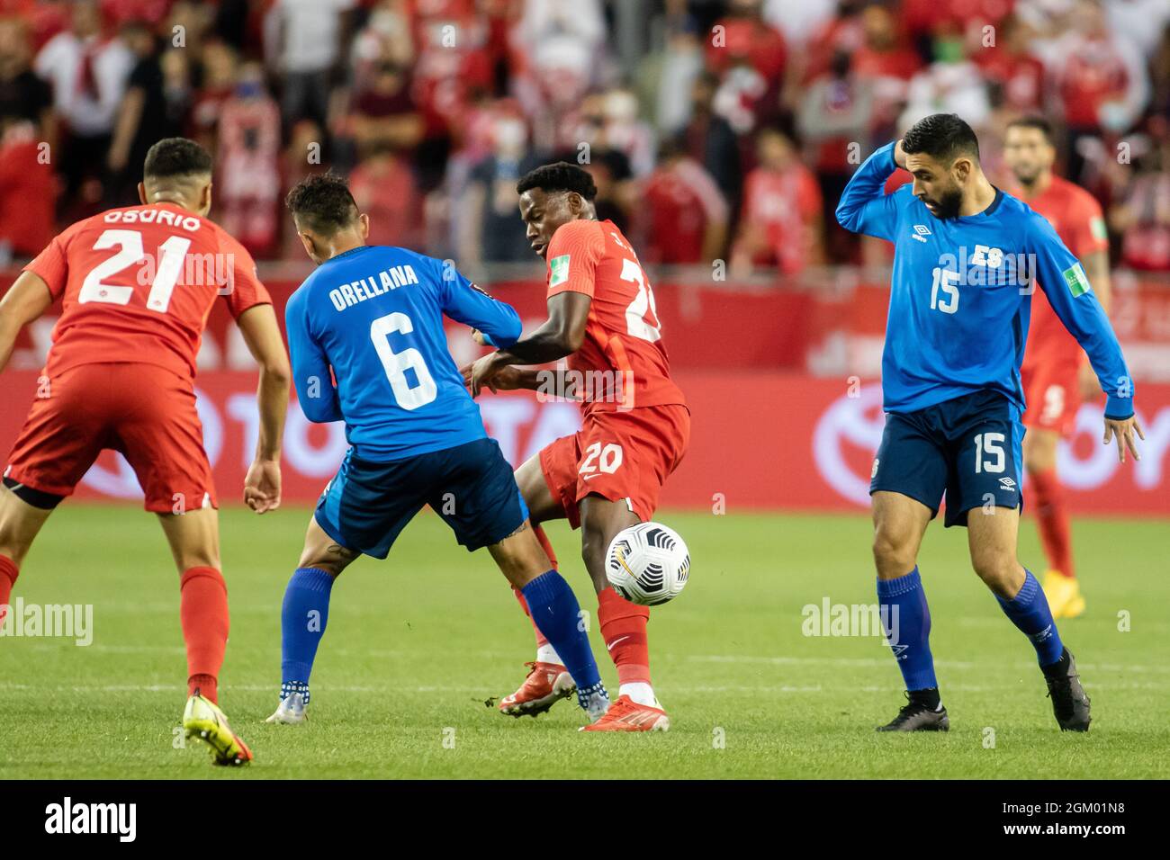 Toronto, Kanada, 8. September 2021: Jonathan David (No.20) vom Team Canada startet beim CONCACAF FIFA World Cup Qualifying 2022-Spiel auf dem BMO-Feld in Toronto, Kanada, um den Ball gegen Narciso Orellana (No.6) vom Team El Salvador. Kanada gewann das Spiel mit 3:0. Stockfoto