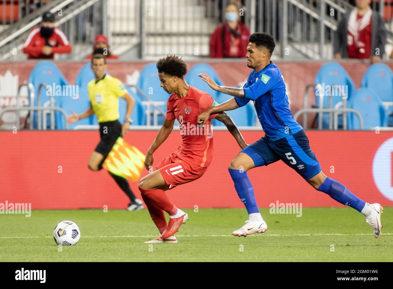 Toronto, Kanada, 8. September 2021: Tajon Buchanan (Platz 11) vom Team Canada tritt beim CONCACAF FIFA World Cup Qualifying 2022-Spiel auf dem BMO-Feld in Toronto, Kanada, gegen Ronald Gómez (Platz 5) vom Team El Salvador an. Kanada gewann das Spiel mit 3:0. Stockfoto