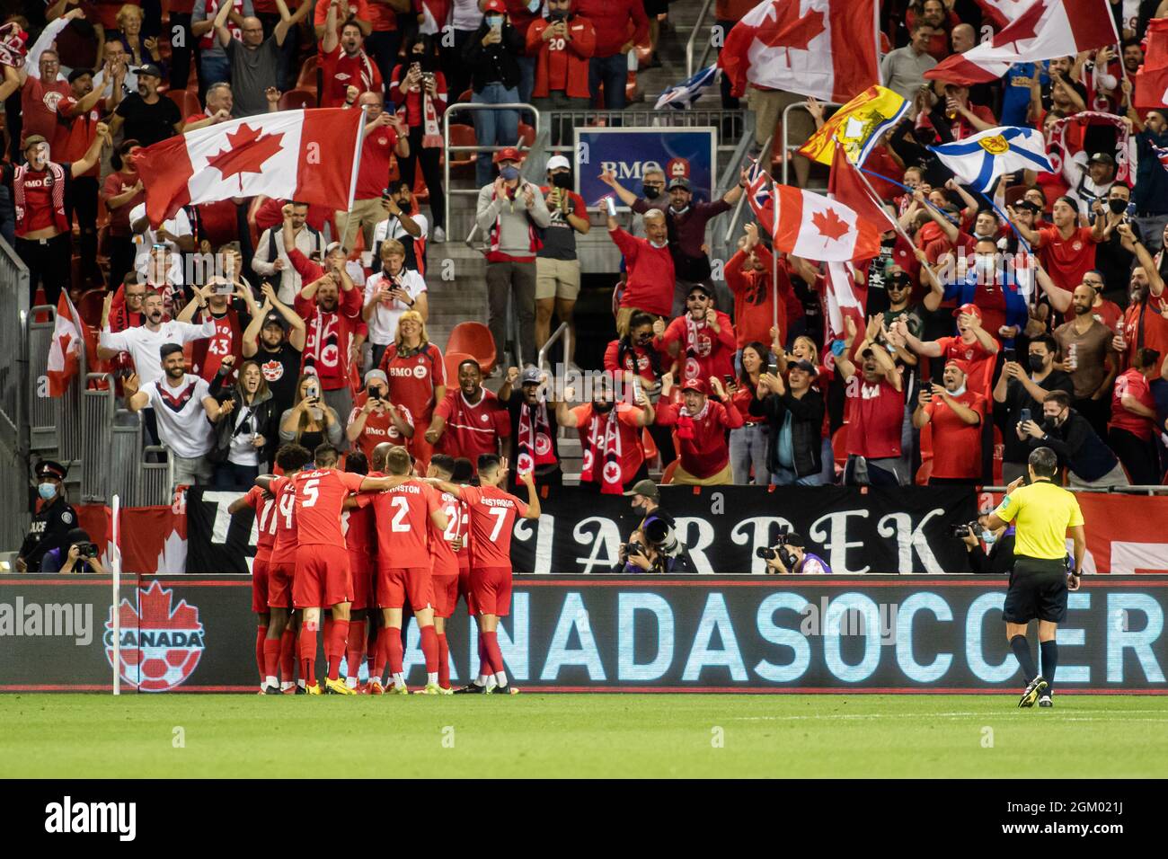 Toronto, Kanada, 8. September 2021: Die Spieler des kanadischen Teams und die Fans des kanadischen Teams feiern, nachdem sie beim CONCACAF FIFA World Cup Qualifying 2022-Spiel gegen das Team El Salvador auf dem BMO-Feld in Toronto, Kanada, das 3. Tor erzielt haben. Kanada das Spiel gewann 3:0. Stockfoto