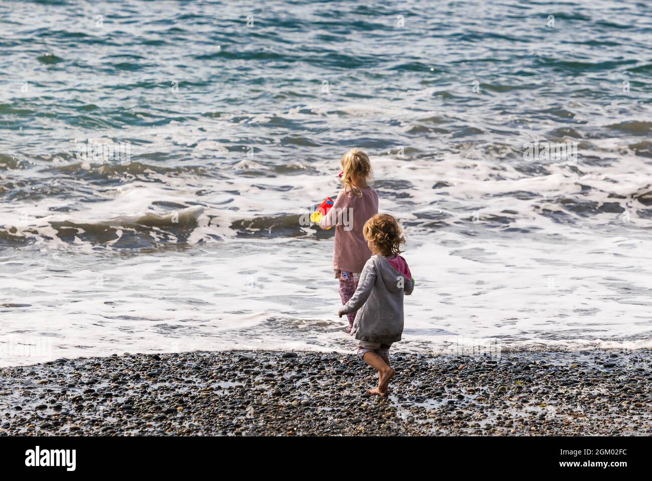 Zwei Hübsche Junge Mädchen Am Strand Fotos Und Bildmaterial In Hoher Auflösung Alamy 7113