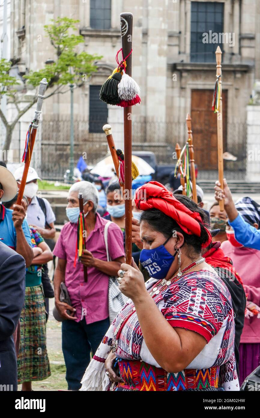 GUATEMALA-STADT, GUATEMALA - 15. SEPTEMBER 2021: Hunderte indigener Führer aller ethnischen Gruppen Guatemalas nehmen heute an einer Maya-Zeremonie auf der 'Plaza Mayor' Teil, um gegen die Feier des Unabhängigkeitstages zu protestieren, da sie an die Gründung des rassistischen und exklusiven guatemaltekischen Staates erinnert. Die Demonstranten forderten die Wiedergründung der Nation, um einen multiethnischen Staat zu bilden, in dem ihre Rechte anerkannt werden, und den sofortigen Rücktritt von Präsident Alejandro Giammattei und Generalanwalt Consuelo Porras. Quelle: Eyepix Group/Alamy Live News Stockfoto