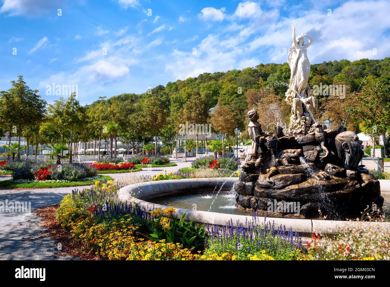 Kurgarten mit Springbrunnen in Baden bei Wien, Österreich Stockfoto