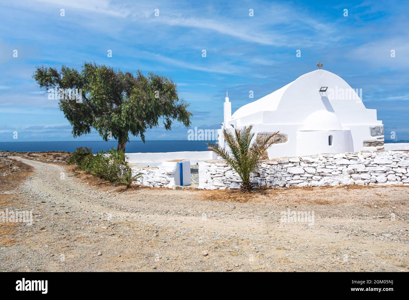 Eine eigenständige griechische Kirche namens Agai Fotini, die in einer ländlichen Gegend von Folegandros, Griechenland, gefunden wurde Stockfoto