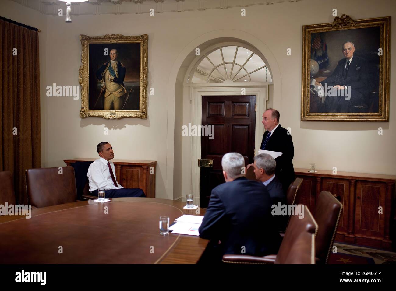 Präsident Barack Obama bekennt von links den Stabschef des Nationalen Sicherheitsrats, Denis McDonough, den Stabschef Rahm Emanuel, Und der stellvertretende nationale Sicherheitsberater Tom Donilon, im Kabinettsaal des Weißen Hauses, nach seiner Ansprache vom Oval Office an die Nation zum Ende der Kampfmission im Irak am 31. August 2010. (Offizielles Foto des Weißen Hauses von Pete Souza) Dieses offizielle Foto des Weißen Hauses wird nur zur Veröffentlichung durch Nachrichtenorganisationen und/oder zum persönlichen Druck durch die Betreffzeile(en) des Fotos zur Verfügung gestellt. Das Foto darf in keiner Weise manipuliert werden Stockfoto