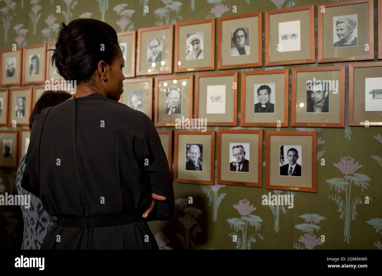 First Lady Michelle Obama sieht sich am 10. Dezember 2009 Bilder von ehemaligen Nobelpreisträgern am Norwegischen Nobelinstitut in Oslo, Norwegen, an. (Offizielles Foto des Weißen Hauses von Pete Souza) Dieses offizielle Foto des Weißen Hauses wird nur zur Veröffentlichung durch Nachrichtenorganisationen und/oder zum persönlichen Druck durch die Betreffzeile(en) des Fotos zur Verfügung gestellt. Das Foto darf in keiner Weise manipuliert werden und darf nicht in kommerziellen oder politischen Materialien, Anzeigen, E-Mails, Produkten oder Werbeaktionen verwendet werden, die in irgendeiner Weise die Zustimmung oder Billigung des Präsidenten, der ersten Familie oder Th nahelege Stockfoto