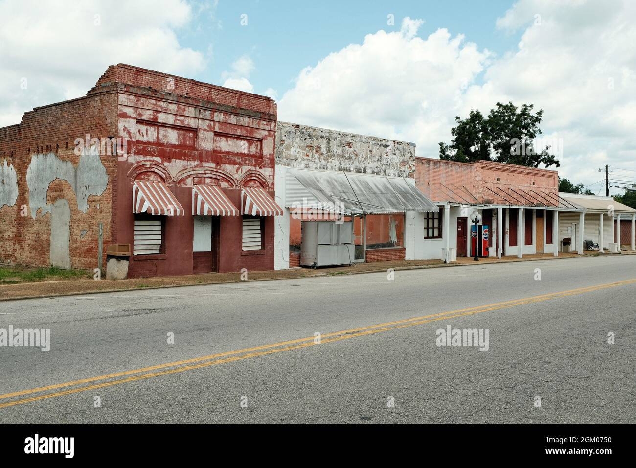 Leere Innenstadt und geschlossene Geschäfte in einer kleinen ländlichen Stadt in Clio Alabama, USA. Stockfoto