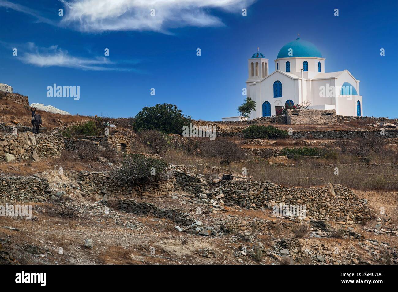 St. Georgios Griechische Kirche auf dem Gipfel des Hügels mit terrassenförmig angelegten Bauernhöfen und Steinzäunen unten und einem Esel auf der linken Seite Stockfoto