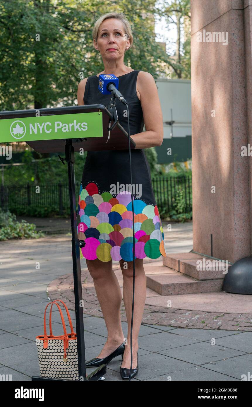 New York, Usa. September 2021. Die schwedische Generalkonsulin Camilla Mellander spricht über die Enthüllung von acht neuen Inschriften für das Nobeldenkmal im Theodore Roosevelt Park. Inschrift zum Nobel Monument hinzugefügt, um die amerikanischen Nobelpreisträger von 2020 zu ehren. (Foto von Lev Radin/Pacific Press) Quelle: Pacific Press Media Production Corp./Alamy Live News Stockfoto