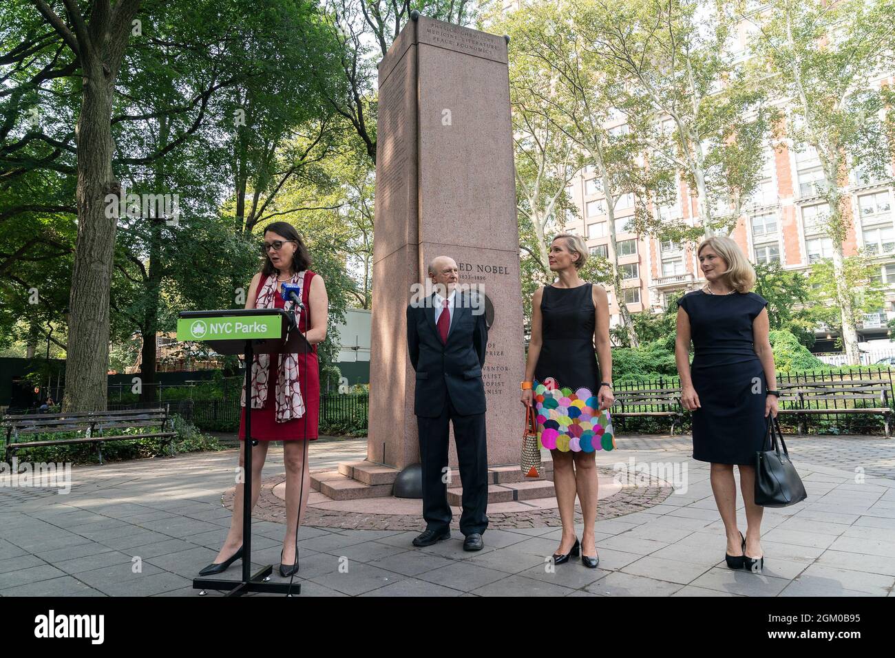 New York, Usa. September 2021. NYC Parks die amtierende Kommissarin Margaret Nelson spricht bei der Enthüllung von acht neuen Inschriften am Nobel Monument im Theodore Roosevelt Park. Inschrift zum Nobel Monument hinzugefügt, um die amerikanischen Nobelpreisträger von 2020 zu ehren. Links von ihr sind Dr. Harvey J. Alter, Nobelpreisträgerin 2020, Generalkonsulin von Schweden Camilla Mellander, Generalkonsul von Norwegen Heidi Olufsen (Foto von Lev Radin/Pacific Press) Quelle: Pacific Press Media Production Corp./Alamy Live News Stockfoto