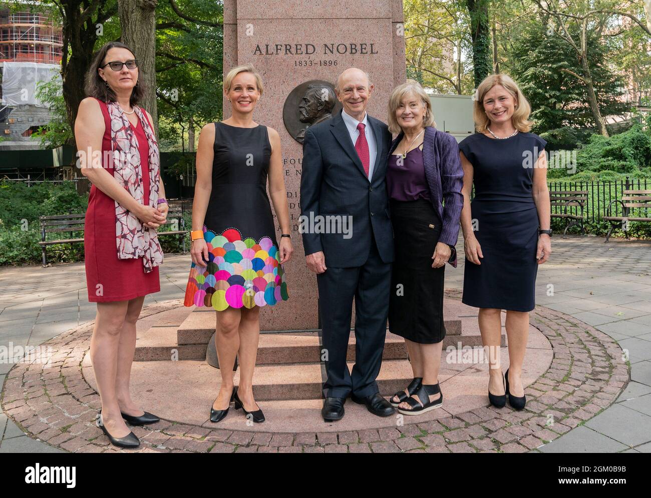 New York, Usa. September 2021. NYC Parks die amtierende Kommissarin Margaret Nelson, die schwedische Generalkonsulin Camilla Mellander, Nobelpreisträgerin 2020, Dr. Harvey J. Alter, Frau Diane Dowling und die norwegische Generalkonsulin Heidi Olufsen nahmen an der Enthüllung von acht neuen Inschriften am Nobelmonument im Theodore Roosevelt Park Teil. Inschrift zum Nobel Monument hinzugefügt, um die amerikanischen Nobelpreisträger von 2020 zu ehren. (Foto von Lev Radin/Pacific Press) Quelle: Pacific Press Media Production Corp./Alamy Live News Stockfoto