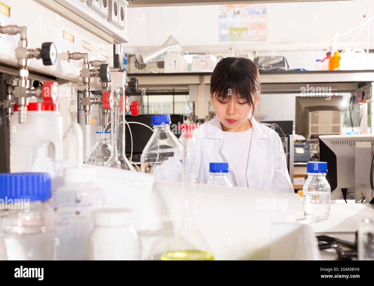Chinesische Chemikerin, die im Labor arbeitet Stockfoto