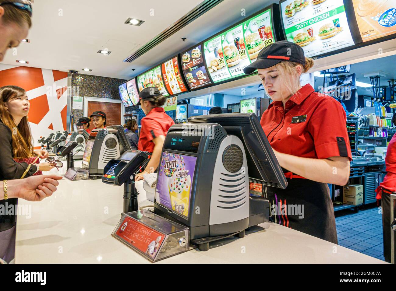 Sydney Australien, Circular Quay, McDonald's Restaurant Fast Food, Thekenkunden, die eine weibliche Arbeitskraft anordnet, ein Mitarbeiterregister für Jugendliche Mädchen Stockfoto