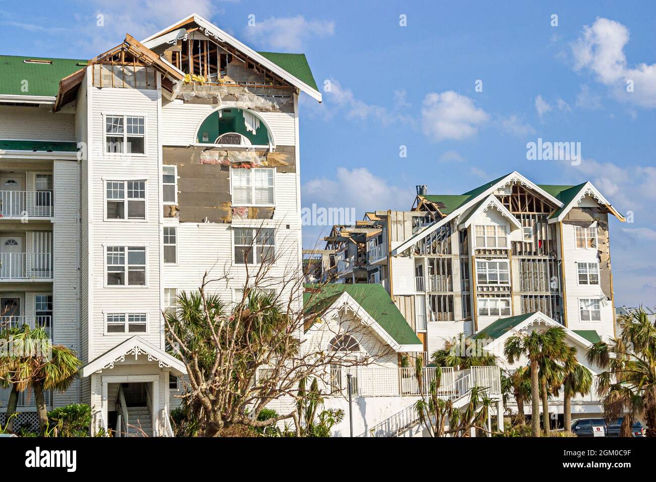 Vero Beach Florida, Wetter Hurkan Jeanne, Schäden Wind Sturm Zerstörung Eigentumswohnung Wohnung Gebäude Aluminium Abstellgleis weg Stockfoto