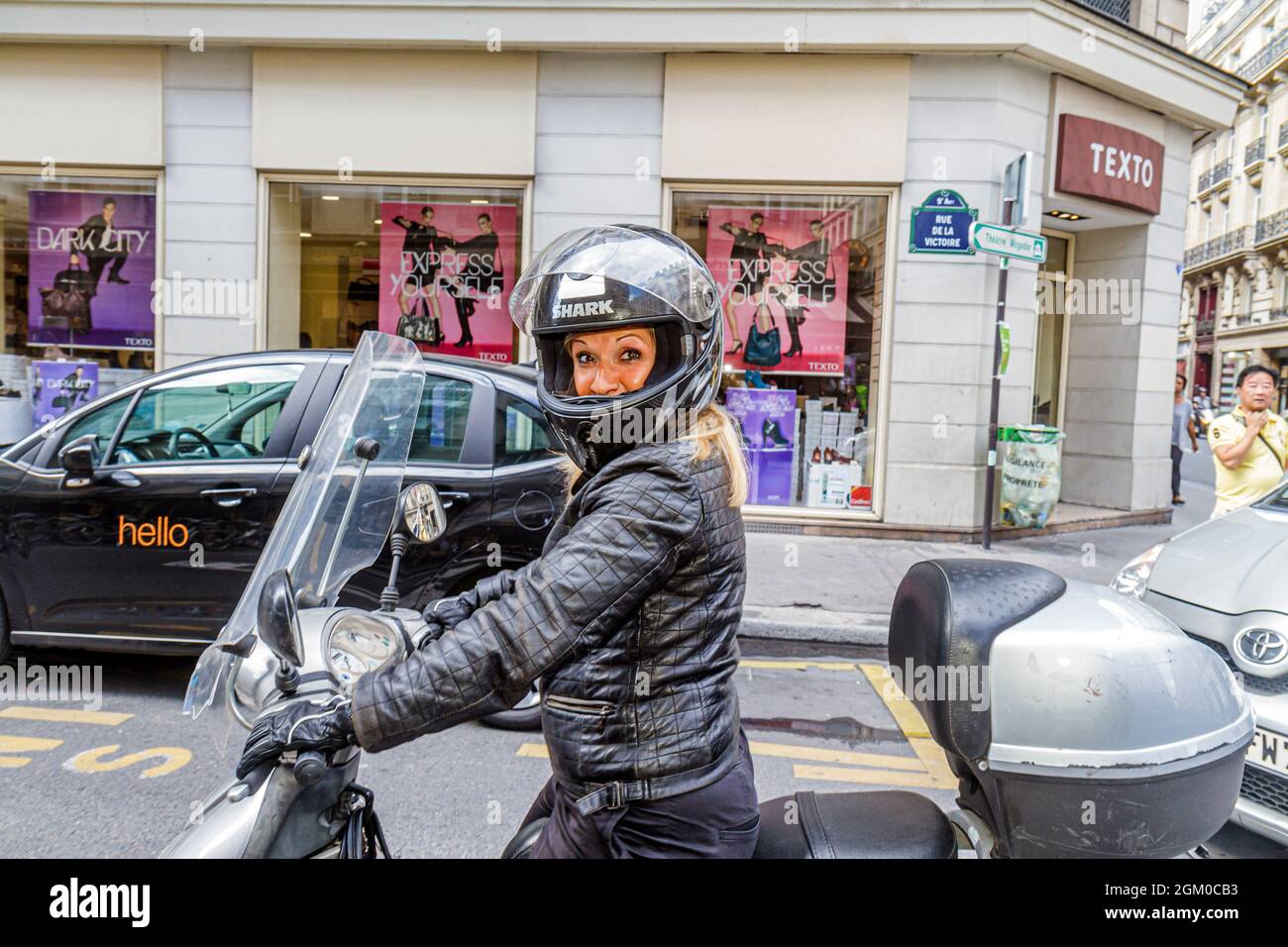 Paris Frankreich, 9. Arrondissement, Rue de la Victoire, französische Motorradfahrerin mit Helm und schwarzer Lederjacke Stockfoto