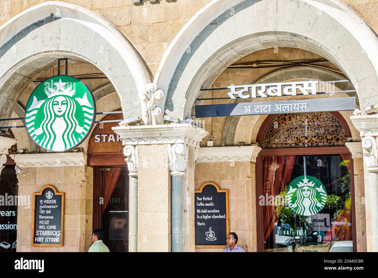 Mumbai Indien, Fort Mumbai, Kala Ghoda Veer Nariman Road Elphinstone Gebäude, Starbucks Kaffee außerhalb Außeneingang Englisch Hindi zweisprachiges Schild Stockfoto