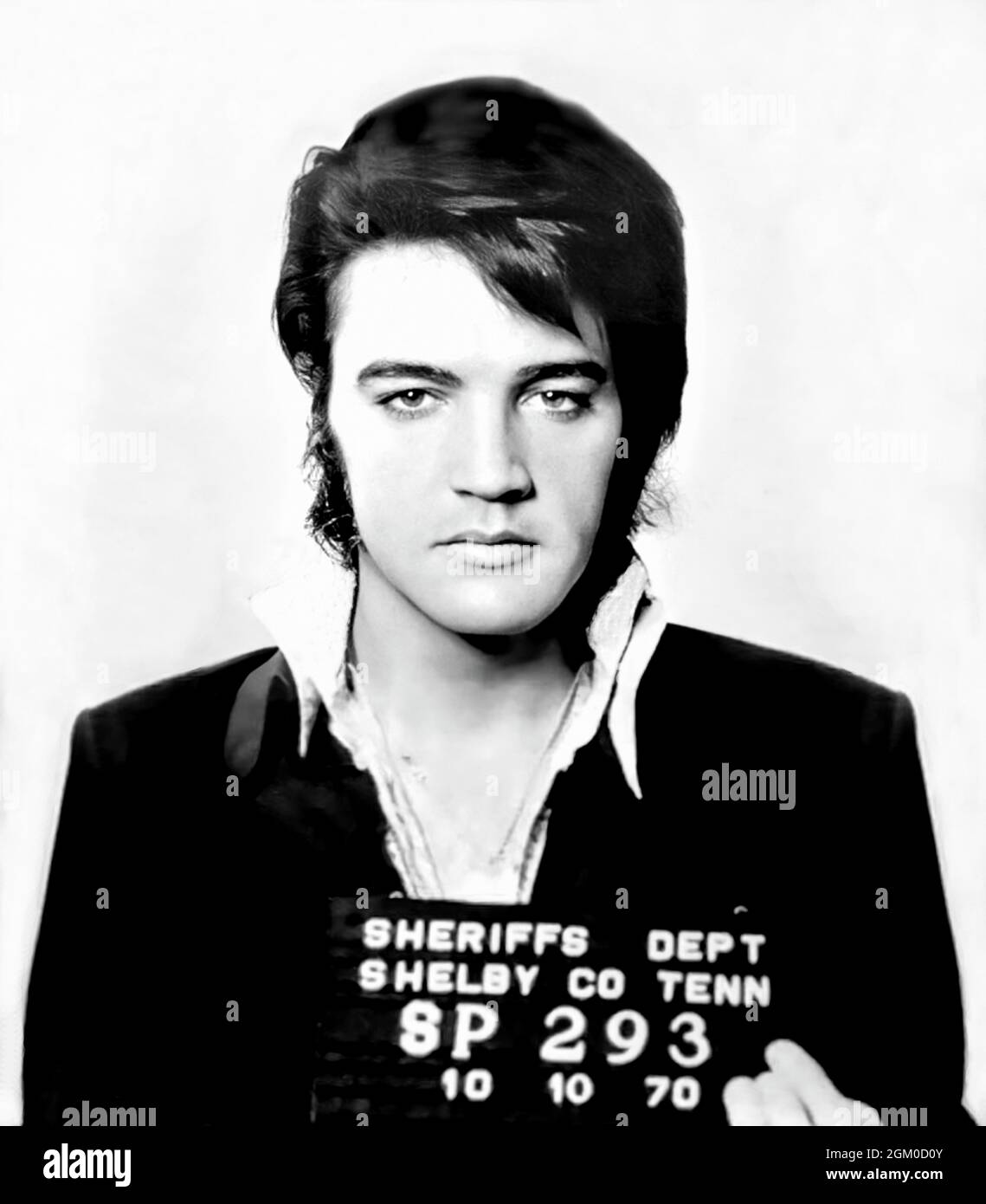 1970 , 10 october , SHELBY , TENNESSEE , USA : der gefeierte amerikanische Rock 'n Roll-Sänger und Gitarrist ELVIS PRESLEY ( 1935 - 1977 ), als er in Shelby war, wurde offizieller Shelby County Deputy Sheriff in Memphis. Eine private Zeremonie wurde abgehalten, bei der Elvis sein offizielles Shelby County Deputy Sheriff Abzeichen von Shelby County Sheriff William Morris erhielt. Dieses Abzeichen erlaubte Elvis, eine Pistole zu tragen. Auf diesem Foto der offizielle Becher für seinen Personalausweis in der Polizeibehörde. Unbekannter Fotograf. - GESCHICHTE - FOTO STORICHE - MUSIK - MUSICA - CANTANTE - COMPOSITORE - KOMPONIST - CHITARRIS Stockfoto