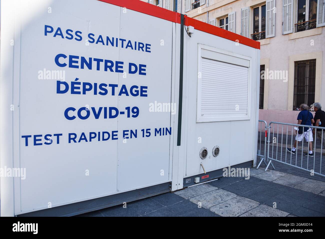 Marseille, Frankreich. September 2021. Covid-19-Testbungalows werden in den Cours d'Estienne d'Orves installiert, um den Gesundheitsausweis zu erhalten, um Zugang zu den Restaurants in Marseille, Frankreich, zu erhalten. Präsident Emmanuel Macron kündigte unter den neuen Anti-Covid-19-Maßnahmen einen „Gesundheitsausweis“ an, der notwendig sein wird, um Café-Terrassen, Restaurants, Kinos, Theater und andere Kultur- und Freizeitaktivitäten zu besuchen, um die Ausbreitung des Covid-19-Virus einzudämmen. (Bild: © Gerard Bottino/SOPA Images via ZUMA Press Wire) Stockfoto