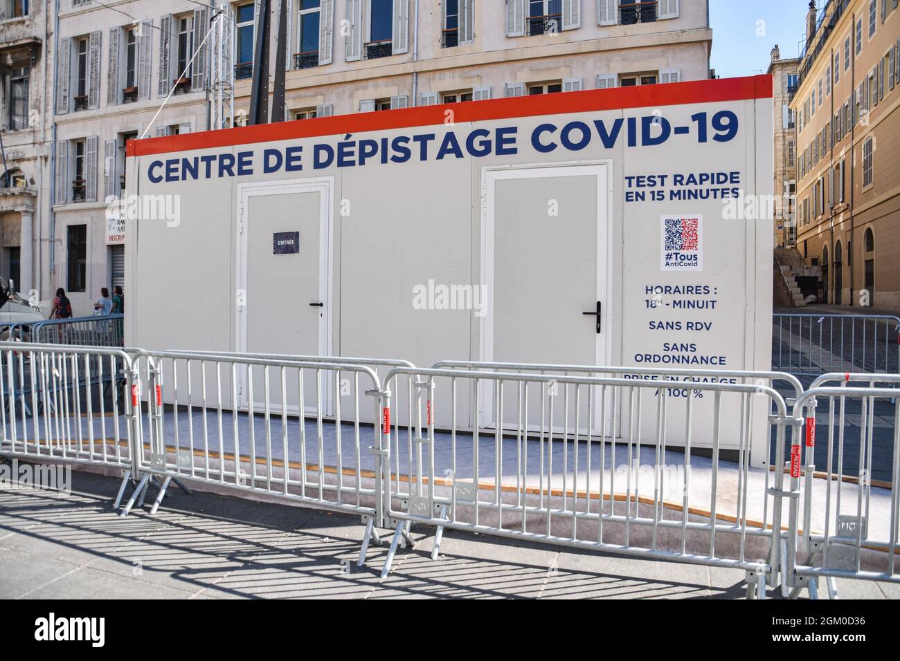 Marseille, Frankreich. September 2021. Covid-19-Testbungalows werden in den Cours d'Estienne d'Orves installiert, um den Gesundheitsausweis zu erhalten, um Zugang zu den Restaurants in Marseille, Frankreich, zu erhalten. Präsident Emmanuel Macron kündigte unter den neuen Anti-Covid-19-Maßnahmen einen „Gesundheitsausweis“ an, der notwendig sein wird, um Café-Terrassen, Restaurants, Kinos, Theater und andere Kultur- und Freizeitaktivitäten zu besuchen, um die Ausbreitung des Covid-19-Virus einzudämmen. (Bild: © Gerard Bottino/SOPA Images via ZUMA Press Wire) Stockfoto