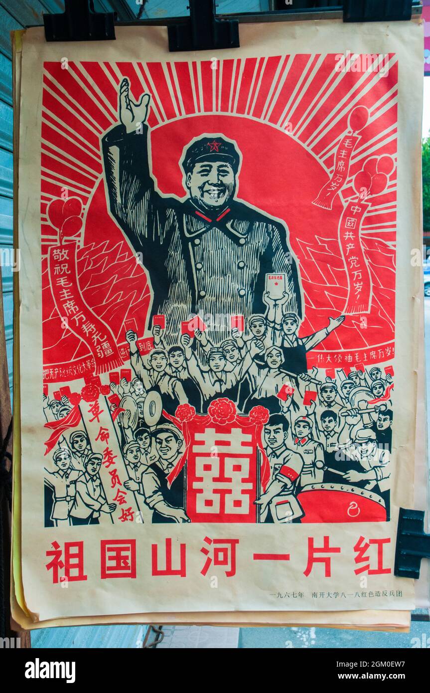 Maoistisches Poster, das auf dem Dongtai Lu Antiquitätenmarkt in der Nähe der Altstadt von Shanghai ausgestellt ist Stockfoto