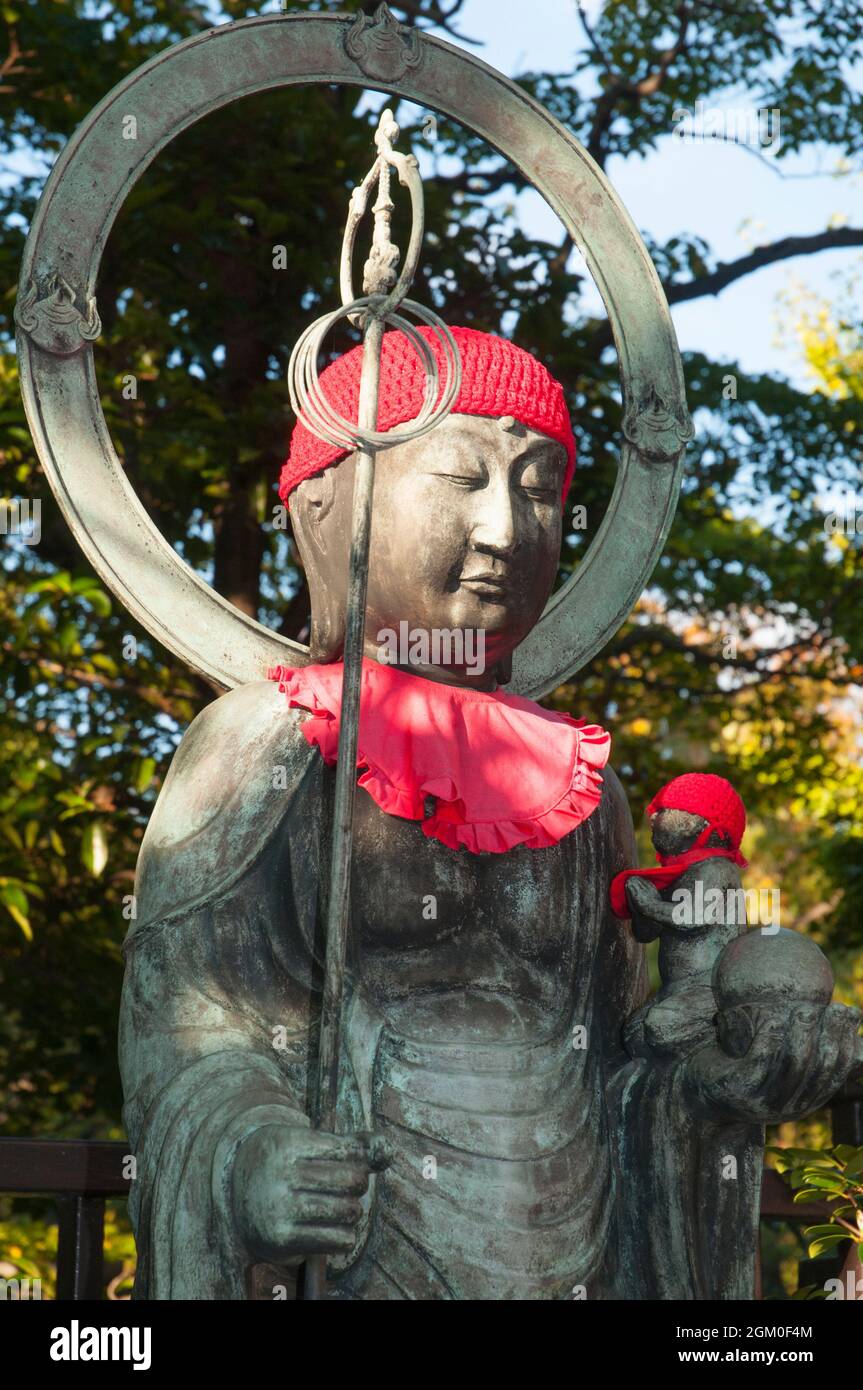 Statue einer Gottheit im buddhistischen Tempel Sensoji oder Asakusa Kannon, Tokio, Japan Stockfoto