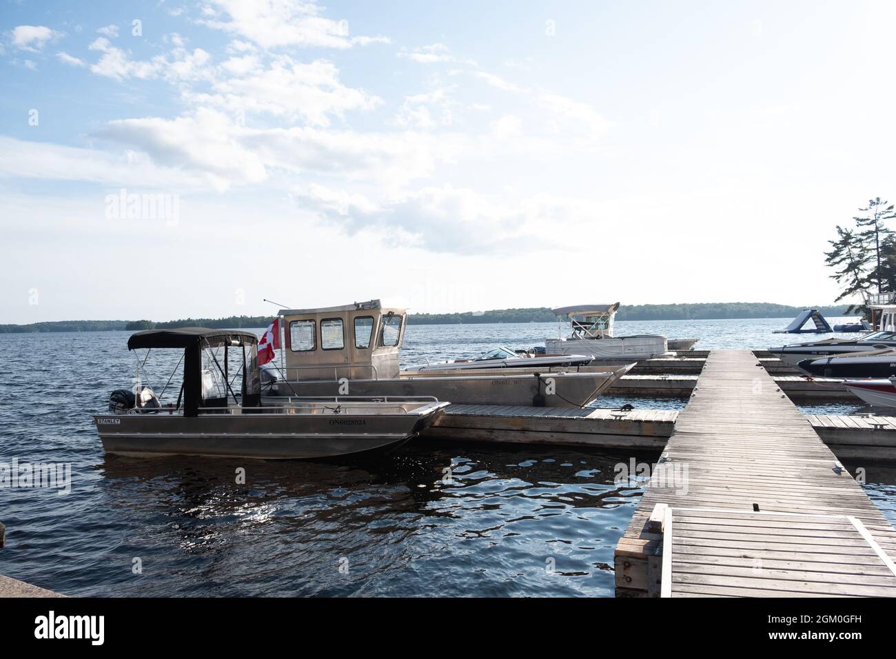 Boote, die am Dock geparkt sind, Windermere Hotel, Huntsville, Muskoka Beaches, Ontario, Kanada Stockfoto