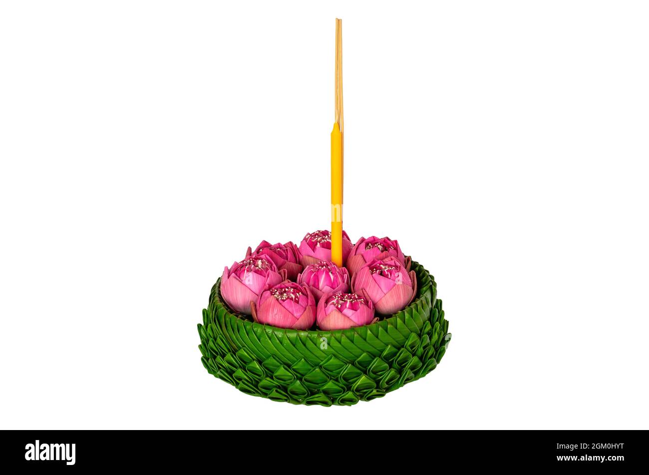 Bananenblatt-Krathong mit 3 Räucherstäbchen und Kerze schmückt mit rosa Lotusblumen für Thailand Vollmond oder Loy Krathong Festival isoliert Stockfoto