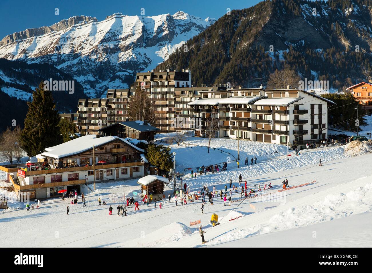 FRANKREICH SAVOIE (73) NOTRE-DAME-DE-BELLECOMBE, DAS SKIGEBIET UND DAS ARAVIS, ARLY TAL Stockfoto