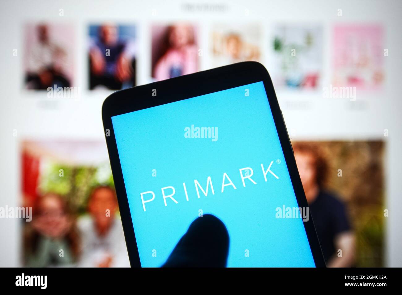 Ukraine. September 2021. In dieser Fotoleichung ist das Logo von Primark Stores Limited eines schnellen Modehändlers auf einem Smartphone-Bildschirm vor der Website zu sehen. Kredit: SOPA Images Limited/Alamy Live Nachrichten Stockfoto