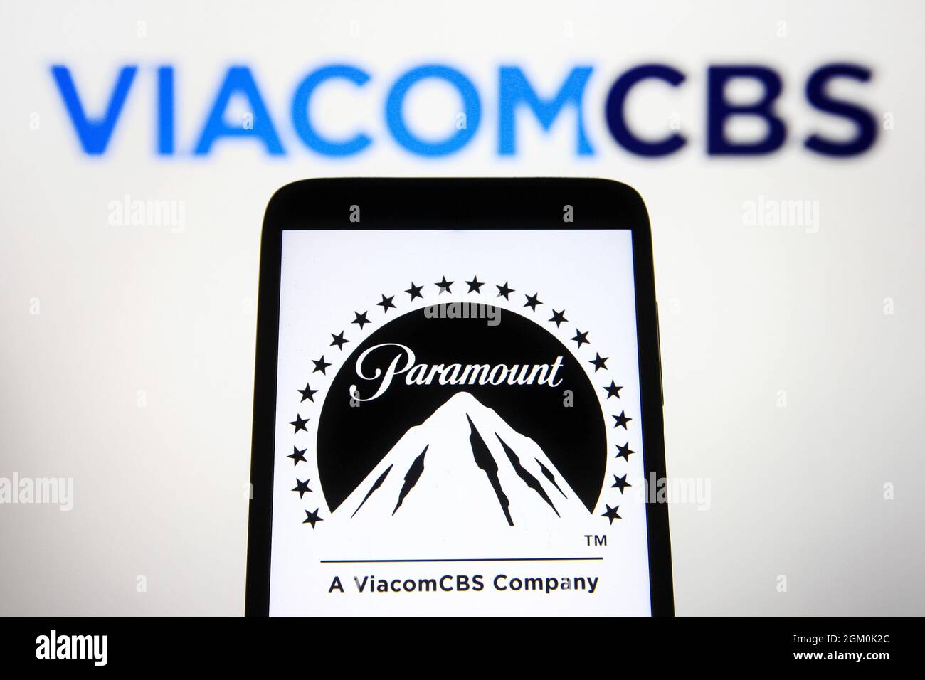 Ukraine. September 2021. In dieser Abbildung ist das Logo der Paramount Picturs Corporation auf einem Smartphone-Bildschirm mit einem Logo von ViacomCBS Inc. Im Hintergrund zu sehen. Kredit: SOPA Images Limited/Alamy Live Nachrichten Stockfoto