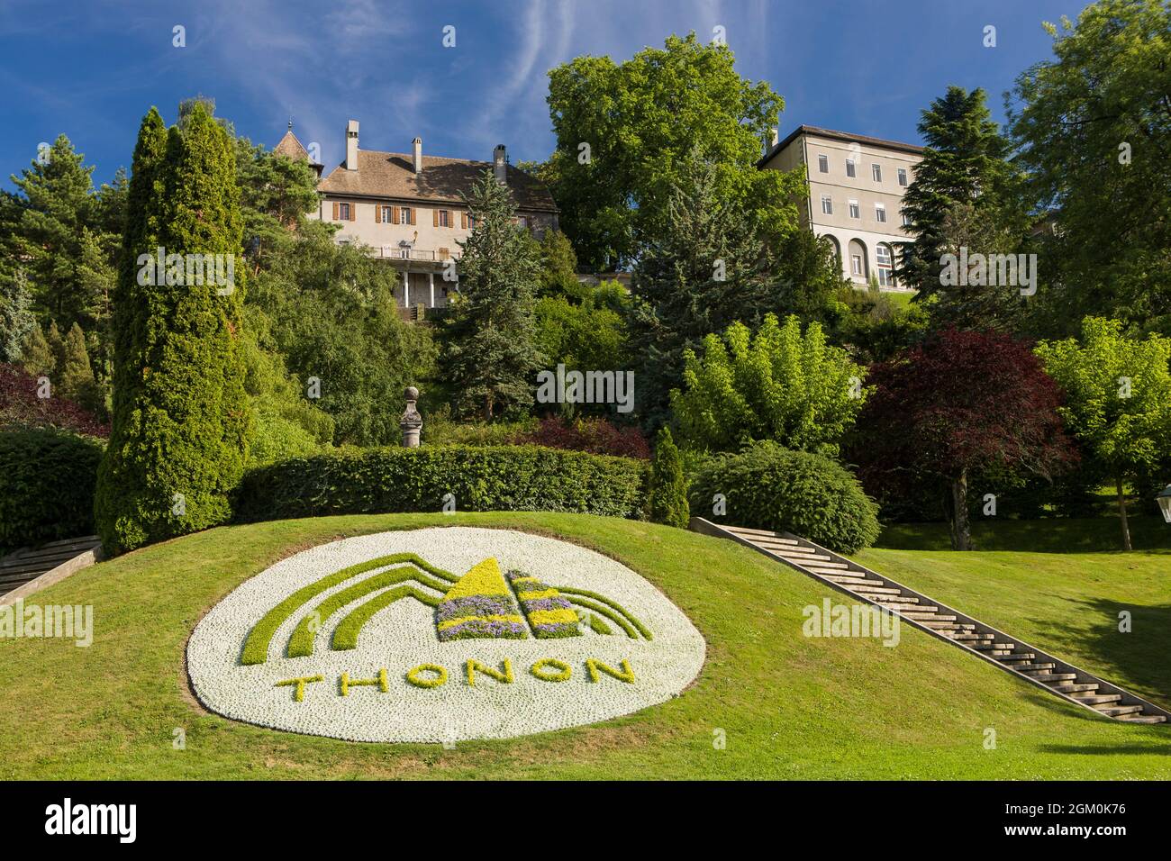 FRANKREICH HAUTE-SAVOIE (74) STADT THONON-LES-BAINS UND SCHILD IN BLUMENBEET Stockfoto
