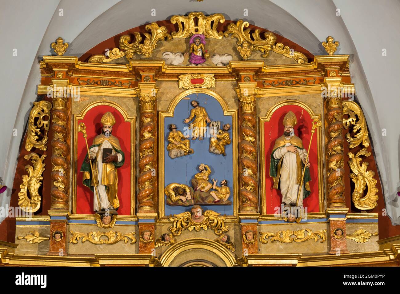 FRANKREICH HAUTE-SAVOIE (74) CHAMONIX, OBEN AUF DEM ALTARBILD UND STATUEN VON ZWEI BISCHÖFEN DER KIRCHE VON ARGENTIERE Stockfoto