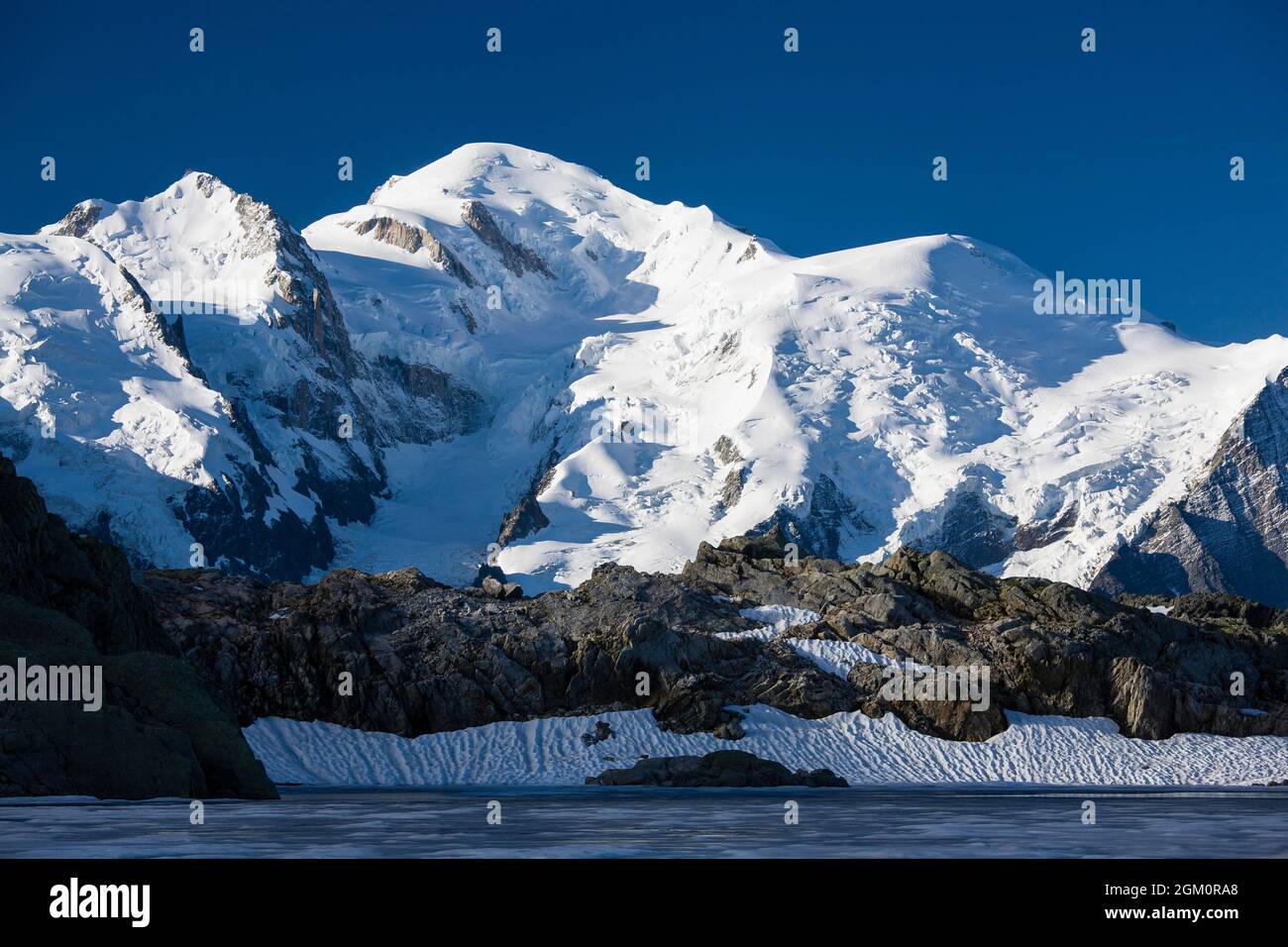 FRANKREICH HAUTE-SAVOIE (74) CHAMONIX, DER NOIR-SEE IM MASSIV DER GIPFEL ROUGES UND DER MONT-BLANC Stockfoto