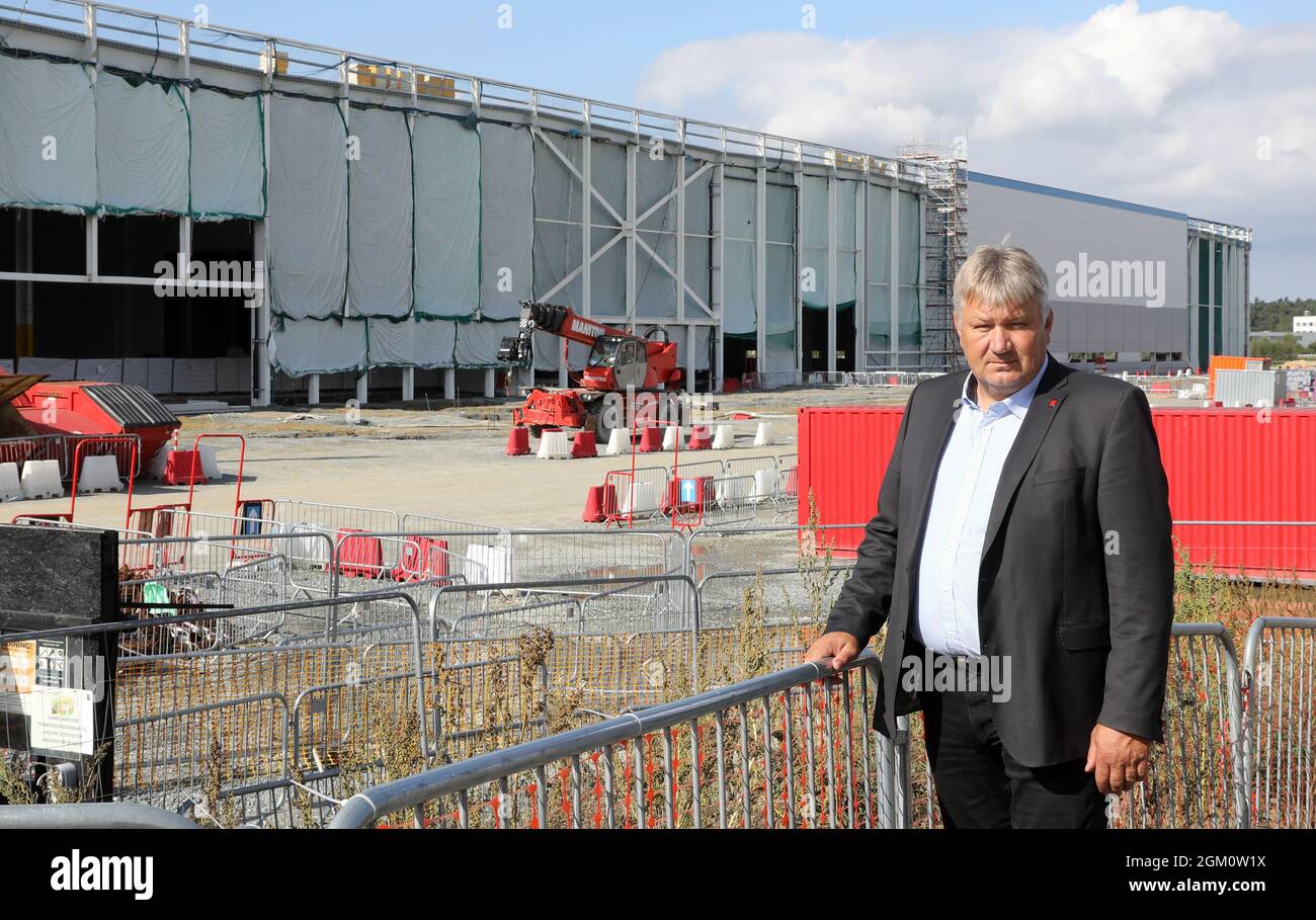 Dummerstorf, Deutschland. September 2021. Axel Wiechmann (CDU), Bürgermeister der Gemeinde, steht auf der Baustelle eines großen Logistikzentrums des weltweit größten Online-Händlers Amazon. Für die Gemeinde mit 7,500 Einwohnern in der Nähe von Rostock und für die gesamte Region sieht der Bürgermeister das Projekt als einen Gewinn. Amazon baut auf 25 Hektar ein großes Logistikzentrum mit mehr als 1,000 Mitarbeitern im „Baltic Sea Industrial Park“ von Dummerstorf; die Fertigstellung ist für Sommer 2022 geplant. Quelle: Bernd Wüstneck/dpa-Zentralbild/dpa/Alamy Live News Stockfoto