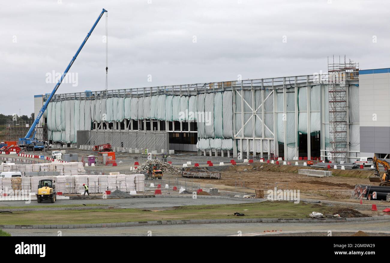 Dummerstorf, Deutschland. September 2021. Im „Baltic Sea Industrial Park“ in der Gemeinde Dummerstorf wird derzeit ein großes Logistikzentrum mit mehr als 1,000 Mitarbeitern für den weltweit größten Online-Händler Amazon gebaut, dessen Fertigstellung für Sommer 2022 geplant ist. Für die Gemeinde mit 7,500 Einwohnern in der Nähe von Rostock und für die gesamte Region ist das Projekt aus Sicht von Bürgermeister Wiechmann ein Gewinn. Quelle: Bernd Wüstneck/dpa-Zentralbild/dpa/Alamy Live News Stockfoto