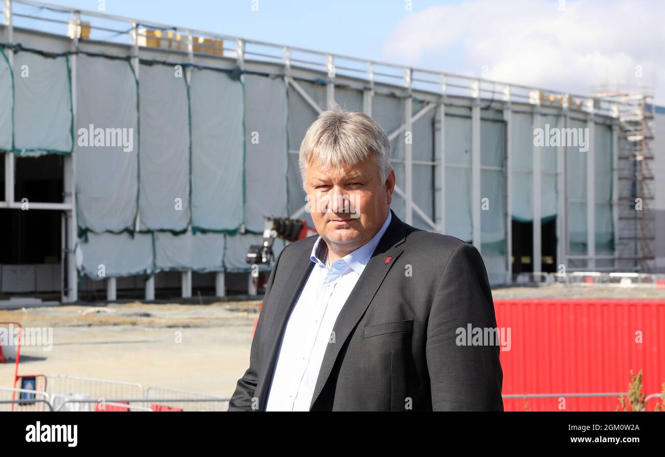 Dummerstorf, Deutschland. September 2021. Axel Wiechmann (CDU), Bürgermeister der Gemeinde, steht auf der Baustelle eines großen Logistikzentrums des weltweit größten Online-Händlers Amazon. Für die Gemeinde mit 7,500 Einwohnern in der Nähe von Rostock und für die gesamte Region sieht der Bürgermeister das Projekt als einen Gewinn. Amazon baut auf 25 Hektar ein großes Logistikzentrum mit mehr als 1,000 Mitarbeitern im „Baltic Sea Industrial Park“ von Dummerstorf; die Fertigstellung ist für Sommer 2022 geplant. Quelle: Bernd Wüstneck/dpa-Zentralbild/dpa/Alamy Live News Stockfoto