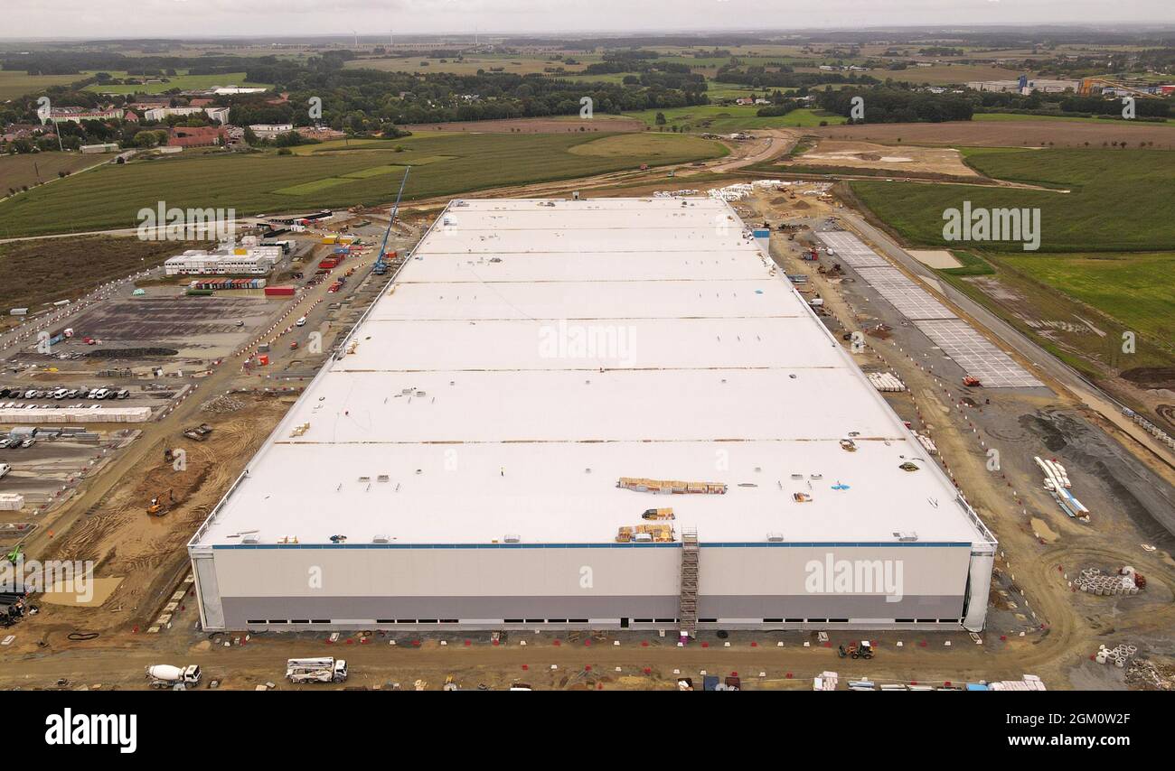 Dummerstorf, Deutschland. September 2021. Im „Baltic Sea Industrial Park“ der Gemeinde Dummerstorf wird derzeit ein großes Logistikzentrum mit mehr als 1,000 Mitarbeitern für den weltweit größten Online-Händler Amazon gebaut, dessen Fertigstellung für Sommer 2022 geplant ist. (Luftaufnahme mit Drohne) für die Gemeinde mit 7500 Einwohnern in der Nähe von Rostock und für die gesamte Region ist das Projekt aus Sicht von Bürgermeister Wiechmann ein Gewinn. Quelle: Bernd Wüstneck/dpa-Zentralbild/dpa/Alamy Live News Stockfoto