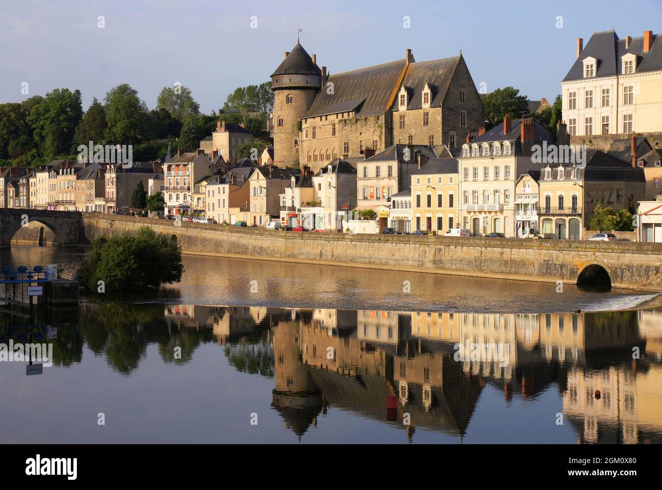 Laval Chateau und Stadt mit Reflexionen im Fluss Mayenne kurz nach Sonnenaufgang in Laval, Frankreich Stockfoto