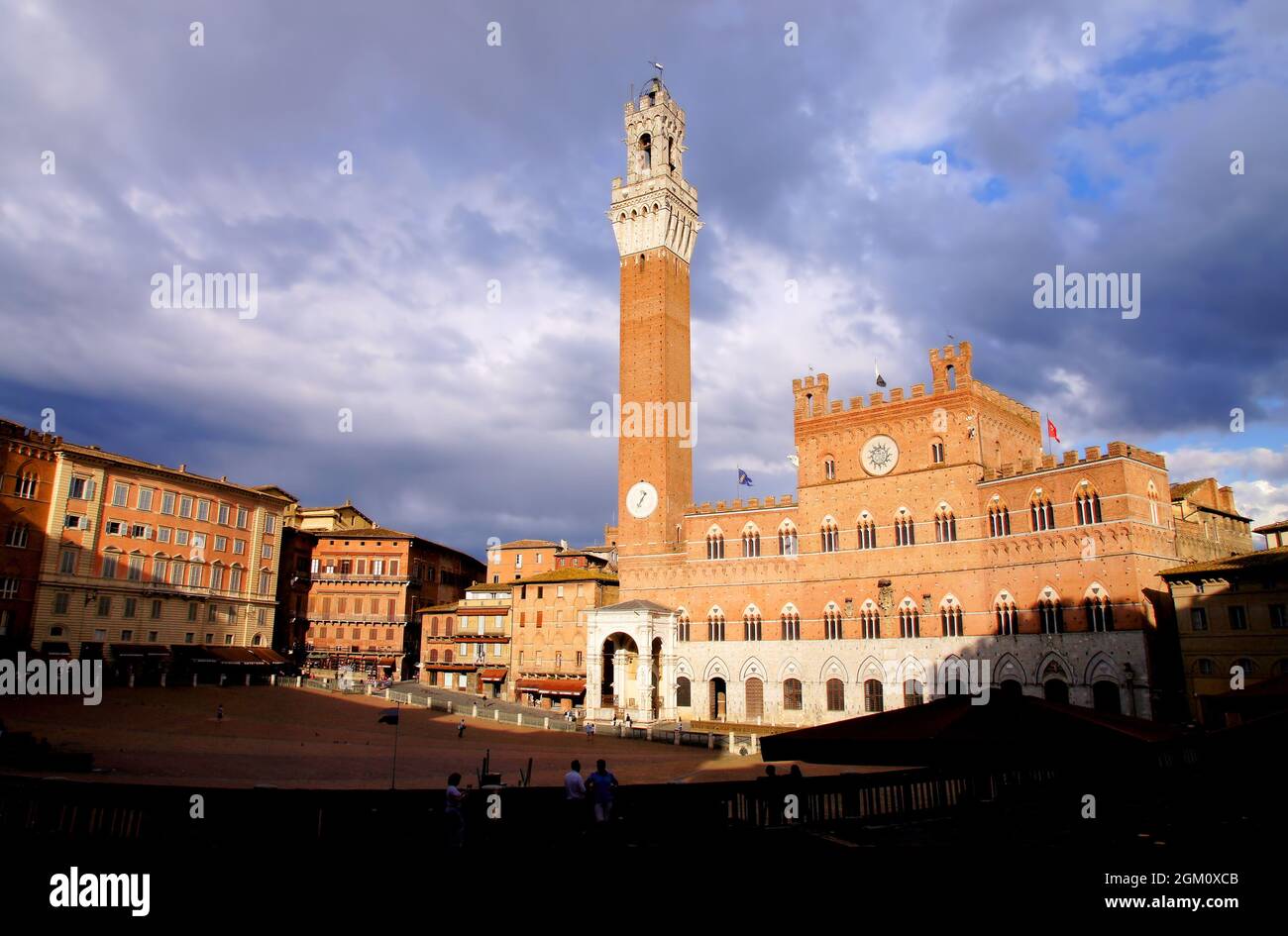 Turm von Mangia und Pubblico Palast (Rathaus) glühend rot kurz vor Sonnenuntergang auf der Piazza del Campo, Siena, Toskana, Italien Stockfoto