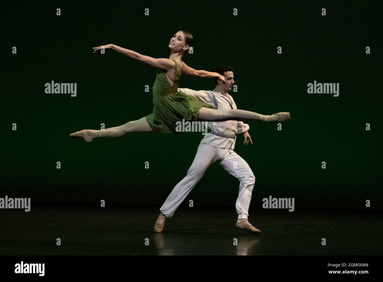 ‘Forest Song’ aufgeführt von Julia Moskalenko und Wolodymyr Kutusov. Ukrainische Ballettgala in Sadler’s Wells, London, Großbritannien Stockfoto