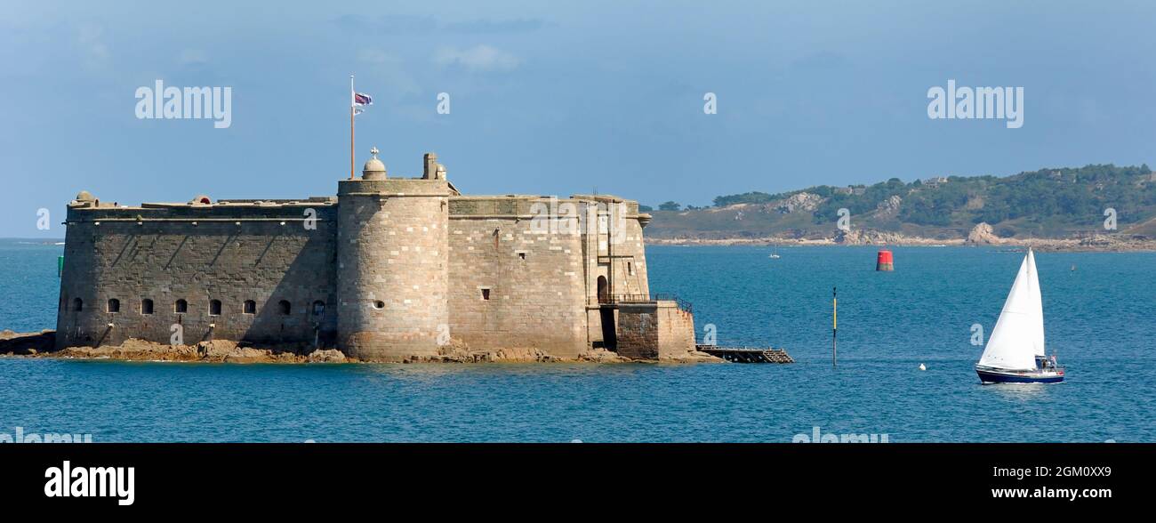 FRANKREICH. BRETAGNE.FINISTERE (29) CARANTEC.MORLAIX BAY.DAS TAURUS SCHLOSS.(BILD NICHT FÜR KALENDER ODER POSTKARTEN VERFÜGBAR) Stockfoto