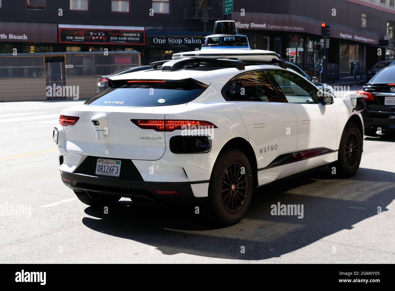 Waymo Jaguar i-PACE selbst fahrender Wagen, der Tests auf städtischen Straßen durchführt. Leseansicht - San Francisco, Kalifornien, USA - 2021 Stockfoto