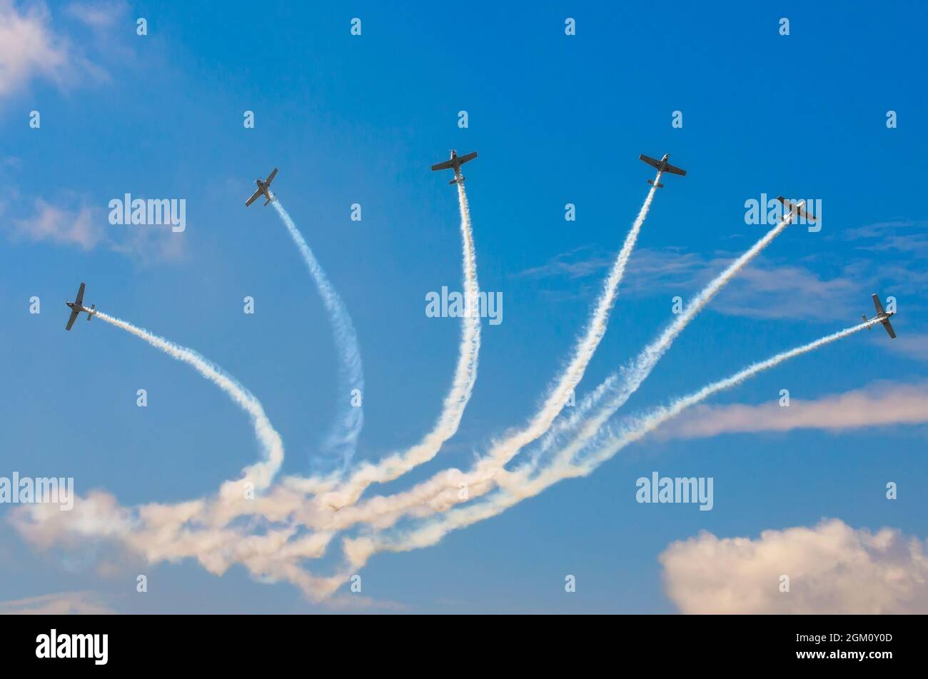 Flugzeugjägerjets rauchen den Hintergrund von Himmelswolken Stockfoto