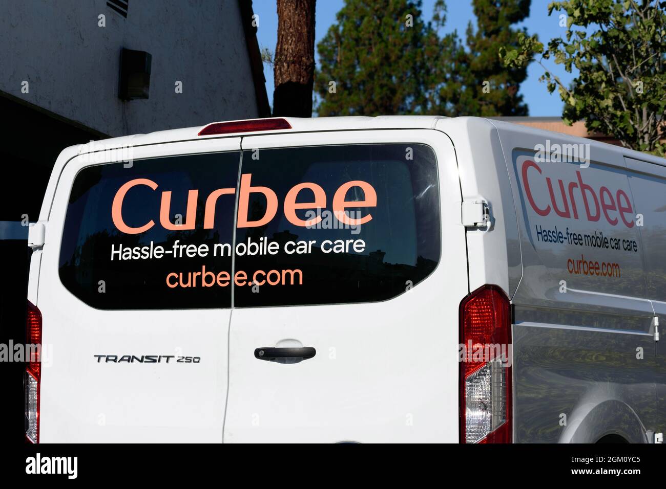 Curbee-Schild auf dem mobilen Pflegefahrzeug, das am Kundenstandort in San Jose, Kalifornien, USA, geparkt ist - 2021 Stockfoto