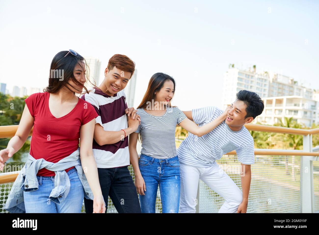 Zwei junge Paare, die gemeinsam Spaß haben, wenn sie Zeit im Freien verbringen Stockfoto