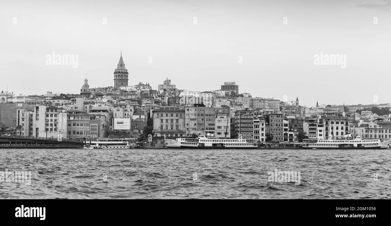 Istanbul, Türkei - 28. Juni 2016: Istanbul Panoramablick mit Galata Turm und Beyoglu Bezirk, am nördlichen Teil des Goldenen Horn, bla Stockfoto