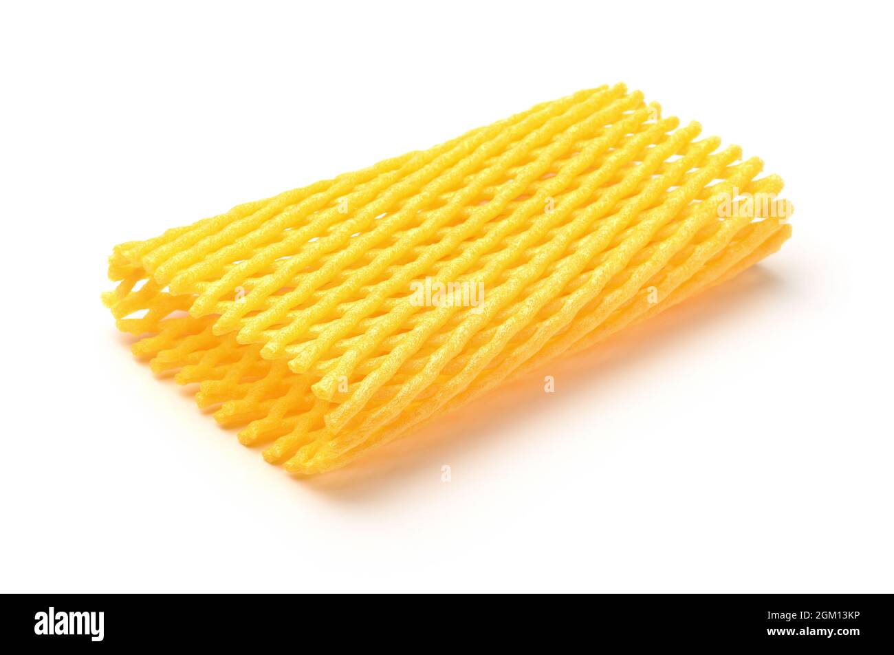 Gelbe EPE-Schaumstoff-Verpackungsgitterhülle isoliert auf Weiß Stockfoto